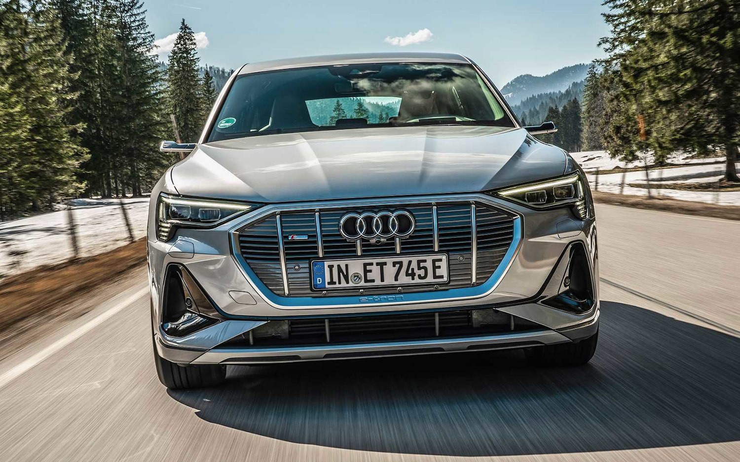 Comparison Audi Q5 2.0 TFSI Prestige quattro 2019 vs Audi etron